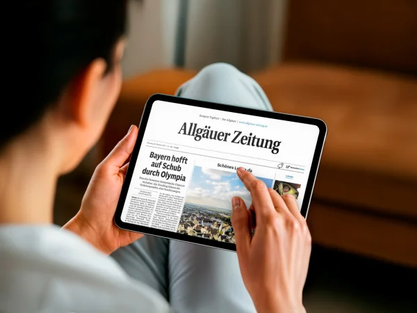 Frau liest das E-Paper auf ihrem Tablet