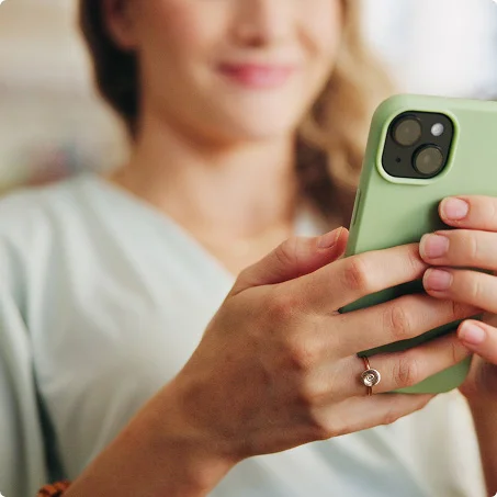 Eine Frau sieht sich auf ihrem Smartphone etwas an