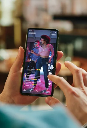 Eine Person sieht sich etwas auf Social Media an